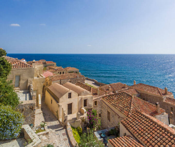 Πέτρινος παραδοσιακός οικισμός πάνω από τη θάλασσα.