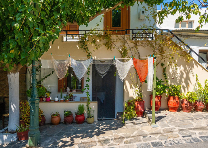 Πρόσοψη παραδοσιακού παλιού σπιτιού στην καρδιά του χωριού Ανώγεια, στο κέντρο της Κρήτης.