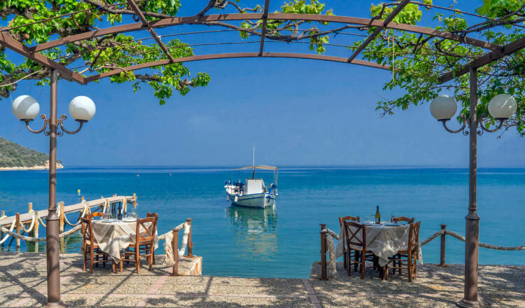 Άποψη της παραλίας της Επιδαύρου, με ένα ψαροκάικο αραγμένο κοντά στην παραλία
