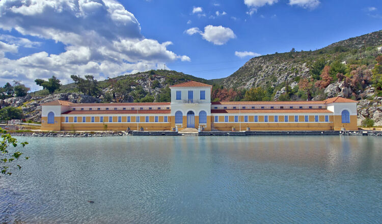 Μικρή πόλη με ιαματικά λουτρά στο βάθος