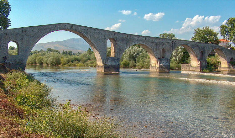 Το γεφύρι της Άρτας με την πράσινη όχθη του ποταμού Άραχθου