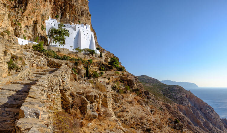 Μεγάλη άσπρη εκκλησία σε ψηλά βράχια πάνω από τη θάλασσα