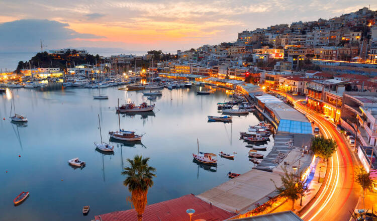 Άποψη του Μικρολίμανου στον Πειραιά με πολλές βάρκες και ιστιοπλοϊκά το σούρουπο