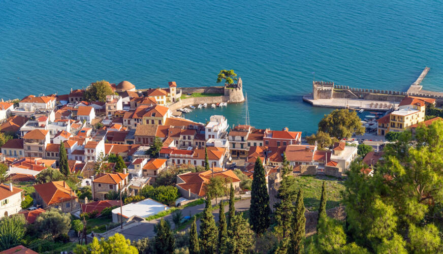 Η πόλη της Ναυπάκτου από ψηλά, με πολλά παραδοσιακά σπίτια και τα τείχη γύρω από την πόλη