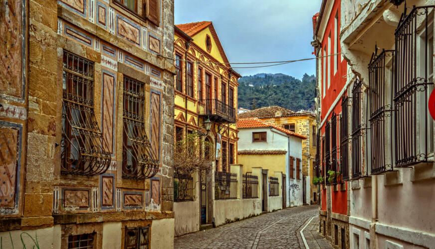 Δρόμος της παλιάς πόλης, με παραδοσιακά πολύχρωμα παλιά σπιτια
