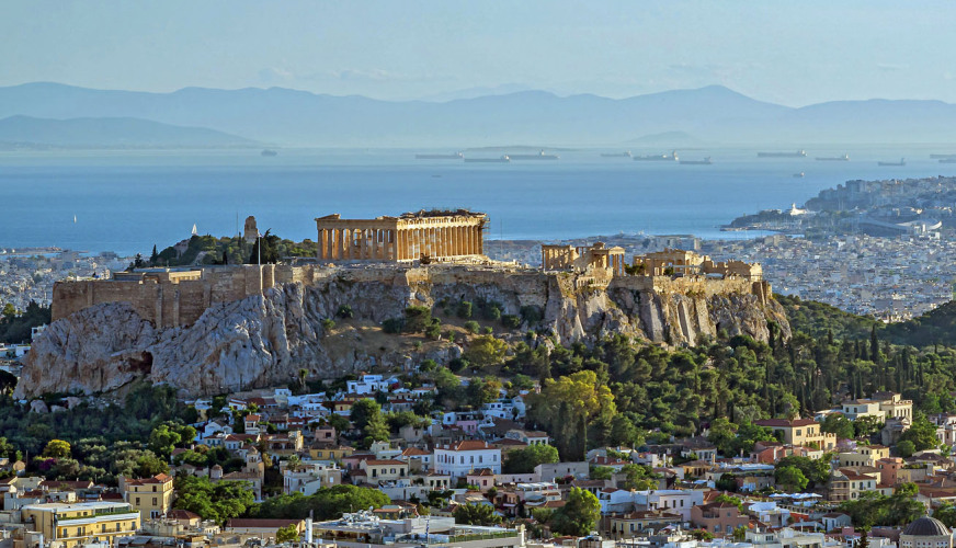 Άποψη της Αθήνας με γραφικά σπίτια και με θέα στο βάθος την Ακρόπολη
